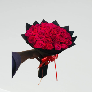 Red Roses Flower Bouquet With Black Paper